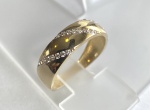 ANEL ESTILO ALIANÇA CONFECCIONADO EM OURO AMARELO 18K, COM ZIRCONIAS BRANCAS, PESO: 2,6g, TAMANHO DO ANEL: 22 VALOR DE MERCADO: R$ 1.920,00