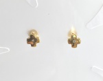 BRINCO ESTILO X OURO AMARELO 18K, COM 2 DIAMANTESCOM 1 PONTO CADA , PESO: 2,1 GRAMAS, Valor de mercado R$ 1.500,00