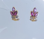 BRINCO OURO AMARELO 18K, COM 8 DIAMANTES E 6 RUBIS NATURAIS, PESO: 3,7 GRAMAS. Volor de mercado R$ 3.000,00