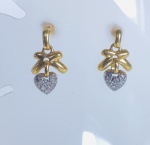 BRINCO OURO BRANCO E AMARELO 18K, CONTENDO 12 DIAMANTES COM 1 PONTO POR PEDRA TOTAL 12 PONTOS . PESO: 3,5 GRAMAS. Valor de mercado R$ 3.070,00