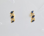 BRINCO ESTILO ARGOLA EM OURO AMARELO 18K, COM 6 SAFIRAS NATURAIS NAVETE COM 6 PONTOS CADA, COM 8 DIAMANTES 1,5 PONTOS CADA 2 ct, TAMANHO DO BRINCO: 13mm, PESO: 1,8g, VALOR DE MERCADO: R$ 3.000,00