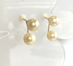 BRINCO GRACE KELLY, EM OURO 18K, COM 4 PEROLAS NATURAIS, TAMANHO DAS PEROLAS: 9mm. VALOR DE MERCADO: R$ 3.000,00
