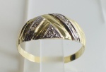 ANEL EM OURO AMARELO  18K, COM DETALHE EM OURO BRANCO, COM 3 DIAMANTES DE 1 PONTOS, PESO: 1,9g, TAMANHO DO ANEL: 19.  VALOR DE MERCADO: R$ 1.800,00
