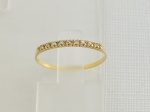 MEIA ALIANÇA EM OURO AMARELO 18K, COM 9 DIAMANTES DE 1,5 PONTO CADA TOTAL: 0,13t, PESO: 0,6 GRAMAS, TAMANHO DO ANEL: 9.  Valor de mercado: R$ 1.000,00
