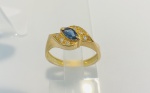 ANEL CONFECCIONADO EM OURO AMARELO 18K, 1 SAFIRA DA EM NAVETE COM 8 PONTO E 6 DIAMANTE DE 1 PONTO CADA, TOTAL: 0,06ct, PESO: 3,1g, TAMANHO DO ANEL: 16, VALOR DE MERCADO: R$ 1.900,00