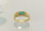 ANEL CONFECCIONADO EM OURO AMARELO 18K, 1 ESMERALDA EM NAVETE COM 8 PONTO E 18 DIAMANTE DE 1 PONTO CADA, TOTAL: 0,18ct, PESO: 2,3g, TAMANHO DO ANEL: 20, VALOR DE MERCADO: R$ 2.700,00