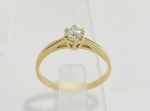 ANEL SOLITÁRIO CONFECCIONADA EM OURO AMARELO 18K, COM DIAMANTE DE 0,21ct, PESO: 1,7g, TAMANHO DO ANEL: 15, Valor de mercado: R$ 3.500,00