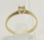 ANEL SOLITÁRIO CONFECCIONADA EM OURO AMARELO 18K, COM DIAMANTE DE 0,14ct, PESO: 1,5g, TAMANHO DO ANEL: 14 Valor de mercado: R$ 3.000,00