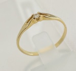ANEL SOLITÁRIO CONFECCIONADA EM OURO AMARELO 18K, COM DIAMANTE DE 0,05ct, PESO: 1,5g, TAMANHO DO ANEL: 18. Valor de mercado: R$ 1.400,00