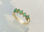 MEIA ALIANÇA CONFECCIONADA EM OURO AMARELO 18K, COM 5 ESMERALDAS NAVETE NATURAIS 6 COM PONTO CADA TOTAL: 0,30ct, 6 DIAMANTES DE 1,5 PONTO CADA 0,09ct, PESO: 1,3 GRAMAS, TAMANHO DO ANEL: 16. Valor de mercado: R$ 2.000,00