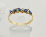 MEIA ALIANÇA EM OURO AMARELO 18K, COM 5 SAFIRAS NAVETE NATURAIS COM  0,40 PONTOS E 4 DIAMANTES COM 8 PONTOS, PESO: 2,5GRAMAS, TAMANHO DO ANEL: 23. Valor de mercado: R$ 3000,00