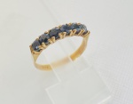 MEIA ALIANÇA EM OURO AMARELO 18K, COM 6 SAFIRA NATURAIS COM 12 PONTO CADA 6x12 TOTAL: 0,72ct 3,2mm, PESO: 1,9 GRAMAS, TAMANHO DO ANEL: 18.  Valor de mercado: R$ 2.500,00
