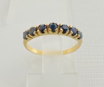 MEIA ALIANÇA EM OURO AMARELO 18K, COM 9 SAFIRA NATURAIS COM 6 PONTO CADA TOTAL: 0,42ct,  2,6mm, PESO: 2,0 GRAMAS, TAMANHO DO ANEL: 16.  Valor de mercado: R$ 1.500,00