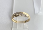 ANEL ESTILO BANANA CONFECCIONADO EM OURO AMARELO E OURO BRANCO 18K, COM  ZIRCONIAS BRANCAS, PESO: 1,8g, TAMANHO DO ANEL: 19  VALOR DE MERCADO: R$ 1.440,00