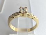 ANEL SOLITÁRIO CONFECCIONADO EM OURO AMARELO 18K, COM 1 DIAMANTE COM 23 PONTOS VSJ E 6 DIAMANTES COM 0,09ct, TOTAL: 0,32ct,  PESO: 3,6g, TAMANHO: 18. VALOR DE MERCADO: R$ 7.000,00