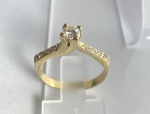 ANEL SOLITÁRIO CONFECCIONADO EM OURO AMARELO 18K, COM 1 DIAMANTE COM 23 PONTOS VSJ E 8 DIAMANTES COM 0,12ct, TOTAL: 0,35ct,  PESO: 3,4g, TAMANHO: 18. VALOR DE MERCADO: R$ 7.800,00