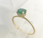 ANEL SOLITÁRIO EM OURO AMARELO 18K, COM 1 ESMERALDA NATURAL COM 35 PONTOS, PESO: 0,9g, NUMERO: 15.