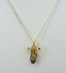 CONJUNTO CONFECCIONADA EM OURO AMARELO 18K, COM PINGENTE DE BAILARINA CRAVEJADO COM DIAMANTES NEGROS E DIAMANTES ROSA,  PESO: 3,5g, TAMANHO: 45cm. VALOR DE MERCADO: R$ 5.000,00
