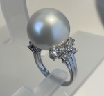 ANEL CONFECCIONADO EM OURO BRANCO 18K, PESO: 8,8g, COM 1 PEROLA SOUTH SEA DE 15mm, COM 14 DIAMANTES COM 4 PONTOS CADA TOTAL: 0,56Ct COR G VSI.