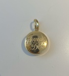 PINGENTE ANGUS DEI CONFECCIONADO EM OURO AMARELO 18K 750, TAMANHO: 14mm, PESO: 1,1g.