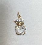 PINGENTE MENINO VAZADO CONFECCIONADO EM OURO AMARELO E OURO BRANCO 18K, COM 4 DIAMANTES DE 1 PONTO CADA, 19mm, PESO: 1,4g, VALOR DE MERCADO: R$ 1.000,00