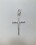 PINGENTE CRUCIFIXO PALITO CONFECCIONADO EM OURO BRANCO 18K, 22mm, PESO: 0,6g, VALOR DE MERCADO: R$ 600,00
