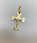 PINGENTE CRUCIFIXO CONFECCIONADO EM OURO AMARELO 18K, 16mm, PESO: 0,4g, VALOR DE MERCADO: R$ 500,00