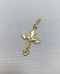 PINGENTE CRUCIFIXO CONFECCIONADO EM OURO AMARELO 18K, 15mm, PESO: 0,4g, VALOR DE MERCADO: R$ 500,00