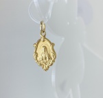 PINGENTE SAGRADO CORAÇÃO DE JESUS EM OURO AMARELO 18K 750, Pesando; 0,9g, Tamanho; 17mm VALOR DE MERCADO; R$ 600,00