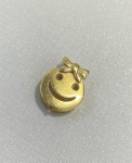 PINGENTE ROSTO DE MENINA CONFECCIONADA E OURO AMARELO 18K, PESO: 0,8g, VALOR DE MERCADO: R$ 700,00