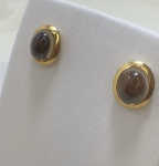 BRINCO  CONFECCIONADO EM OURO AMARELO 18K, COM 2 MORION NATURAIS 10,18mm CADA,PESO: 6,2g, VALOR DE MERCADO: R$ 3.100,00