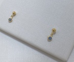 BRINCO PENDURADO COM BOLINHA CONFECCIONADO EM OURO AMARELO 18K, COM PINGENTE DE ZIRCONIA AZUL, PESO: 0,3g, VALOR DE MERCADO: R$ 400,00