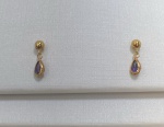 BRINCO PENDURADO COM BOLINHA CONFECCIONADO EM OURO AMARELO 18K, COM PINGENTE DE ZIRCONIA FORMATO DE GOTA ROXA, PESO: 0,6g, VALOR DE MERCADO: R$ 600,00