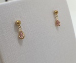 BRINCO PENDURADO COM BOLINHA CONFECCIONADO EM OURO AMARELO 18K, COM PINGENTE DE ZIRCONIA FORMATO DE GOTA ROSA, PESO: 0,6g, VALOR DE MERCADO: R$ 600,00