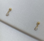 BRINCO PENDURADO COM BOLINHA CONFECCIONADO EM OURO AMARELO 18K, COM PINGENTE DE ZIRCONIA BRANCO, PESO: 0,4g, VALOR DE MERCADO: R$ 400,00