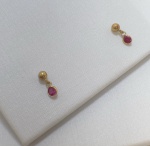 BRINCO PENDURADO COM BOLINHA CONFECCIONADO EM OURO AMARELO 18K, COM PINGENTE DE ZIRCONIA VERMELHA, PESO: 0,4g, VALOR DE MERCADO: R$ 400,00