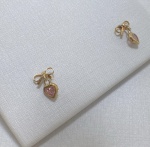 BRINCO PENDURADO COM LACINHO CONFECCIONADO EM OURO AMARELO 18K, COM PINGENTE EM  FORMATO CORAÇÃO ZIRCONIA ROSA, PESO: 0,6g, VALOR DE MERCADO: R$ 600,00