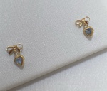 BRINCO PENDURADO COM LACINHO CONFECCIONADO EM OURO AMARELO 18K, COM PINGENTE EM  FORMATO CORAÇÃO ZIRCONIA AZUL, PESO: 0,6g, VALOR DE MERCADO: R$ 600,00