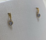 BRINCO PENDURADO CONFECCIONADO EM OURO AMARELO 18K, COM PINGENTE EM  FORMATO CORAÇÃO ZIRCONIA AZUL, PESO: 0,5g, VALOR DE MERCADO: R$ 600,00