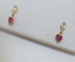 BRINCO PENDURADO CONFECCIONADO EM OURO AMARELO 18K, COM ZIRCONIA BRANCA PINGENTE EM  FORMATO CORAÇÃO ZIRCONIA VERMELHA, PESO: 0,6g, VALOR DE MERCADO: R$ 600,00
