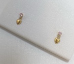 BRINCO PENDURADO CONFECCIONADO EM OURO AMARELO 18K, COM ZIRCONIA ROSA PINGENTE EM  FORMATO CORAÇÃO, PESO: 0,4g, VALOR DE MERCADO: R$ 500,00