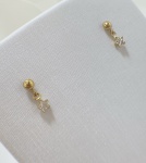 BRINCO PENDURADO CONFECCIONADO EM OURO AMARELO 18K, COM ZIRCONIA BRANCA EM FORMATO DE ESTRELA, PESO: 0,4g, VALOR DE MERCADO: R$ 500,00