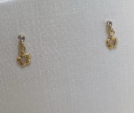 BRINCO PENDURADO CONFECCIONADO EM OURO AMARELO 18K, COM ZIRCONIA AZUL EM FORMATO DE ESTRELA VAZADA, PESO: 0,2g, VALOR DE MERCADO: R$ 480,00