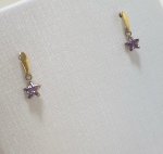 BRINCO PENDURADO CONFECCIONADO EM OURO AMARELO 18K, COM ZIRCONIA ROXA EM FORMATO DE ESTRELA, PESO: 0,4g, VALOR DE MERCADO: R$ 500,00
