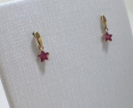 BRINCO PENDURADO CONFECCIONADO EM OURO AMARELO 18K, COM ZIRCONIA VERMELHA EM FORMATO DE ESTRELA, PESO: 0,4g, VALOR DE MERCADO: R$ 500,00