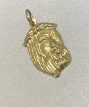 PINGENTE FACE DE CRISTO CONFECCIONADO EM OURO AMARELO 18K, PESO: 1,0g,TAMANHO: 24mm. VALOR DE MERCADO: R$ 600,00
