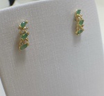 BRINCO MEIA ARGOLA CONFECCIONADO EM OURO AMARELO 18K, COM 8 DIAMANTE E 6 ESMERALDAS NAVETE NATURAIS 2 PONTOS CADA, PESO: 2,1g, VALOR DE MERCADO: R$ 3.200,00