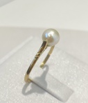 ANEL SOLITÁRIO CONFECCIONADO EM OURO AMARELO 18K, COM 1 PEROLA NATURAL 5,8mm, PESO: 1,0g, TAMANHO: 16, VALOR DE MERCADO: R$ 900,00