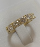 MEIA ALIANÇA CONFECCIONADO EM OURO AMARELO 18K, COM 5 DIAMANTES COM 19 PONTOS CADA, TOTAL DE 0,95Ct, PESO: 3,9g, TAMANHO: 17, VALOR DE MERCADO: R$ 17.000,00