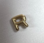 PINGENTE LETRA R CONFECCIONADO EM AMARELO 18K, PESO: 1,9g, TAMANHO 10,30X10mm VALOR DE MERCADO: R$ 1.140,00